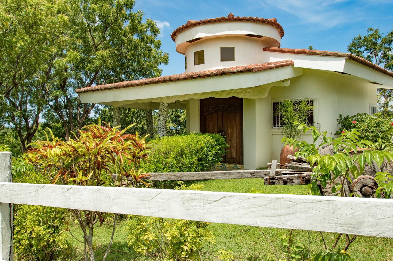 Two Brothers Surf Resort Tola Exterior photo